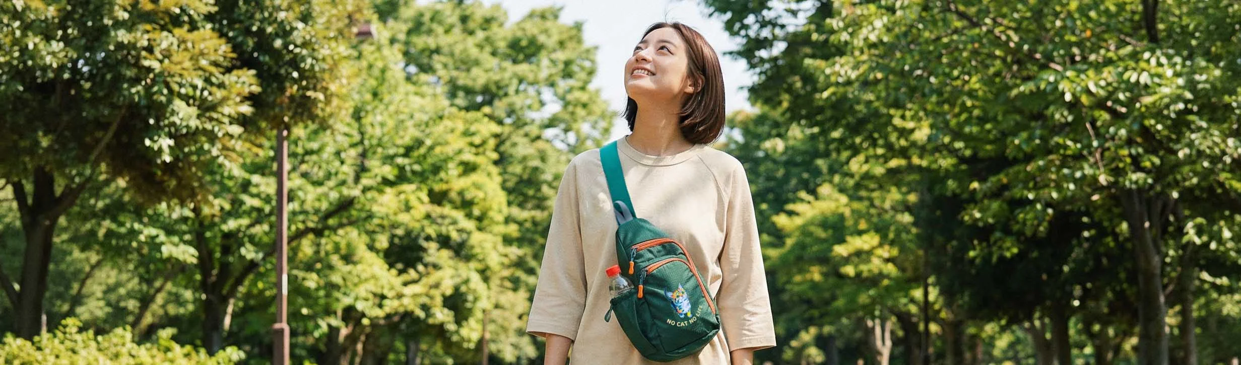 空を見上げる女性